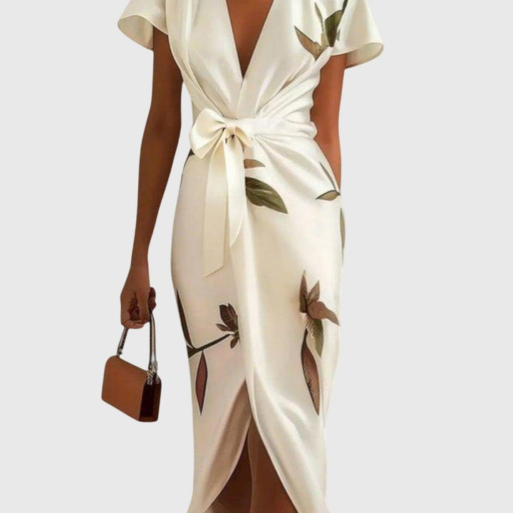 שמלת סאטן לבנה של ליה